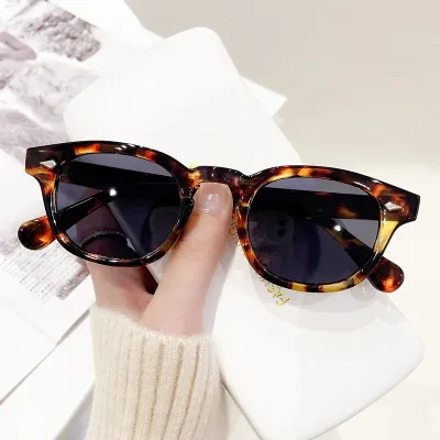 Lunettes de soleil rondes rétro à rivets – image 2