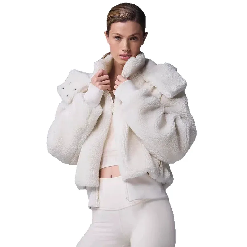 Manteau court à capuche en laine d'agneau