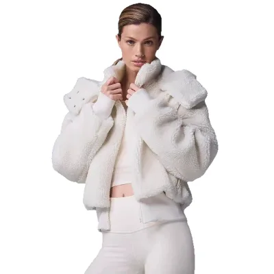Manteau court à capuche en laine d'agneau