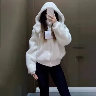 Manteau court à capuche en laine d'agneau – image 2