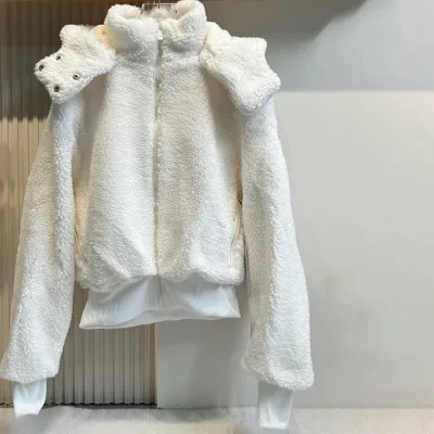 Manteau court à capuche en laine d'agneau – image 3