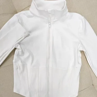 Veste courte cintrée à col montant